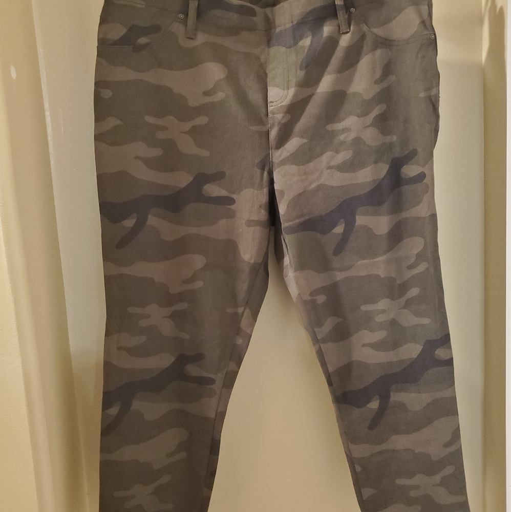 Time and Tru camo Capri, size XXL